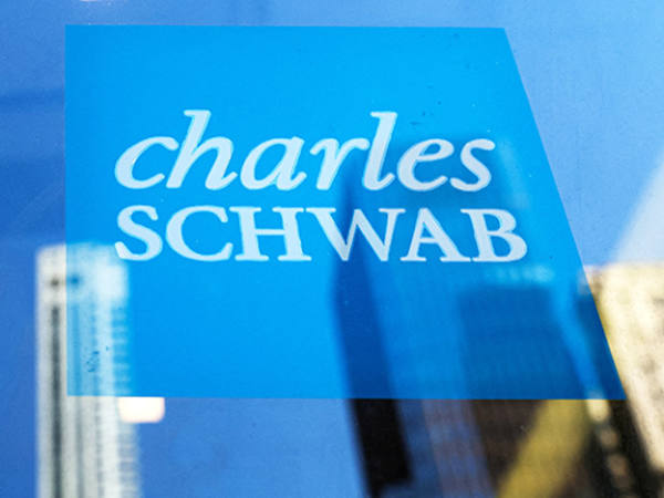 Charles Schwab cashes in on fourth quarter strength