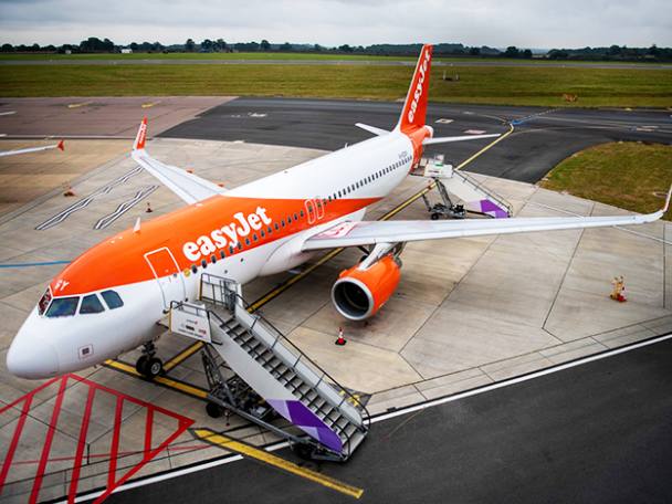 easyJet slashes losses over winter period